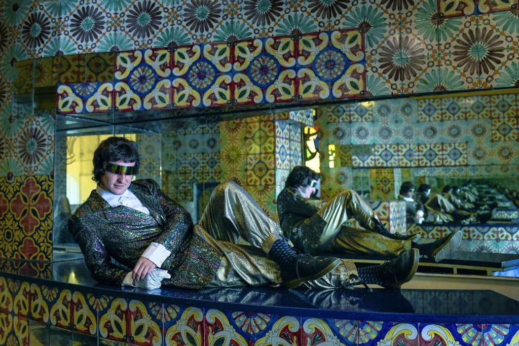 Potrebbe essere un'immagine raffigurante 2 persone e spazio al chiuso